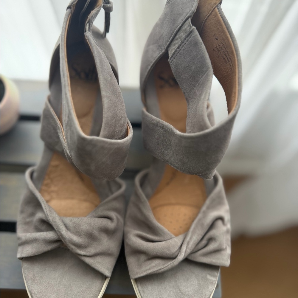 Soffit Stylish Gray Suede Women's Sandals, size 10